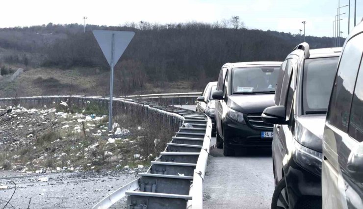 İSTANBUL HAVALİMANI YOLU’NDA DURAKSAYAN ARAÇLAR TEHLİKE SAÇIYOR