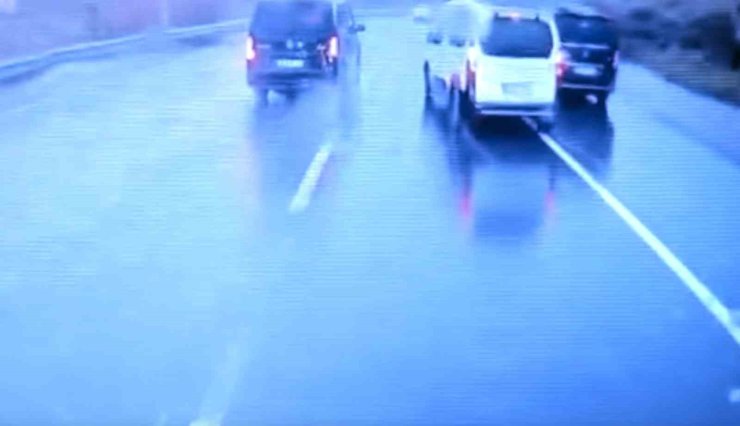 İSTANBUL HAVALİMANI YOLU’NDA DURAKSAYAN ARAÇLAR TEHLİKE SAÇIYOR