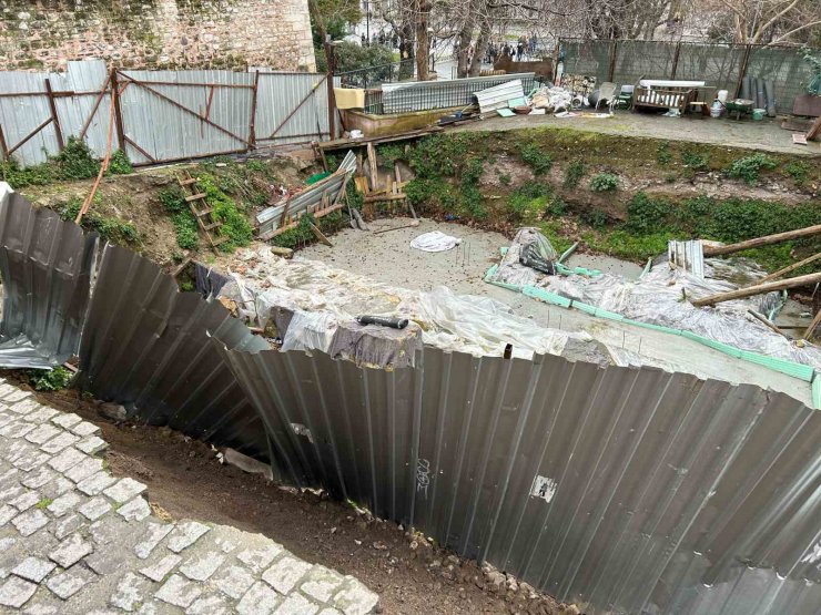 FATİH’TE TOPRAK KAYMASININ ARDINDAN YOL ÇÖKTÜ: O ANLAR KAMERADA