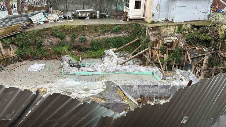 FATİH’TE TOPRAK KAYMASININ ARDINDAN YOL ÇÖKTÜ: O ANLAR KAMERADA