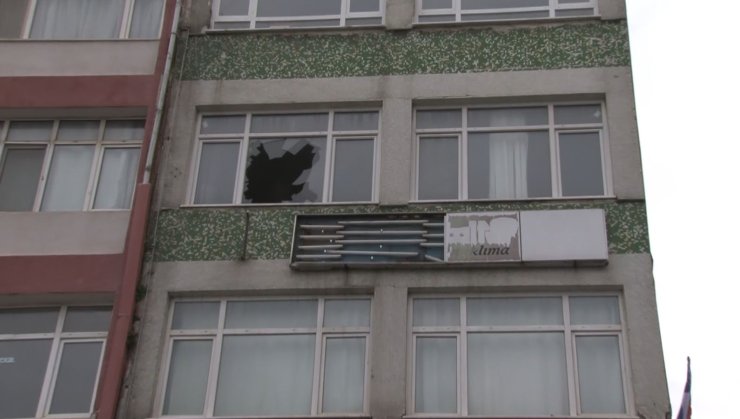 FATİH’TE UYUŞTURUCU ETKİSİNDEYKEN DÖVDÜKLERİ ARKADAŞLARINI CAMDAN ATTILAR