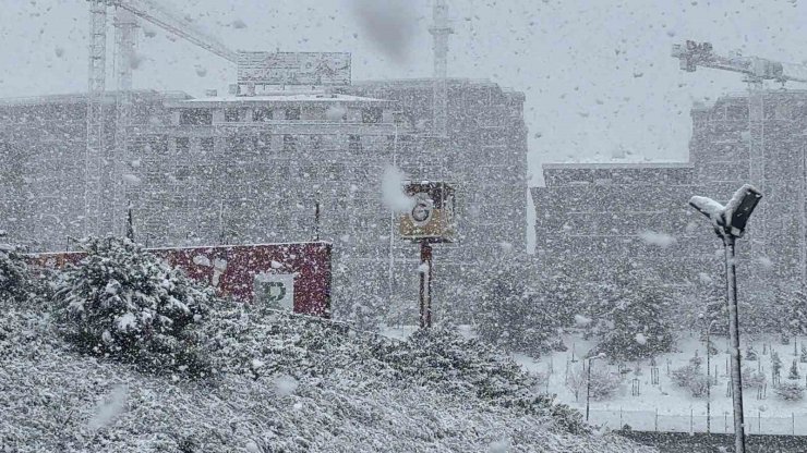 ALİ SAMİ YEN SPOR KOMPLEKSİ’NDE KAR YAĞIŞI ETKİLİ OLUYOR