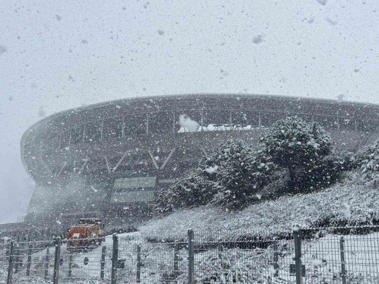 ALİ SAMİ YEN SPOR KOMPLEKSİ’NDE KAR YAĞIŞI ETKİLİ OLUYOR