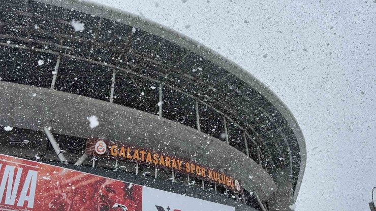 ALİ SAMİ YEN SPOR KOMPLEKSİ’NDE KAR YAĞIŞI ETKİLİ OLUYOR