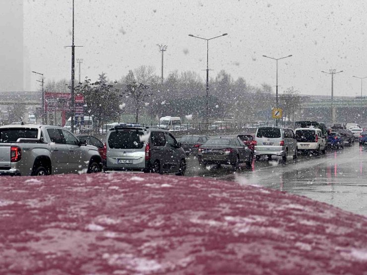 KADIKÖY’DE KAR YAĞIŞI ETKİLİ OLUYOR