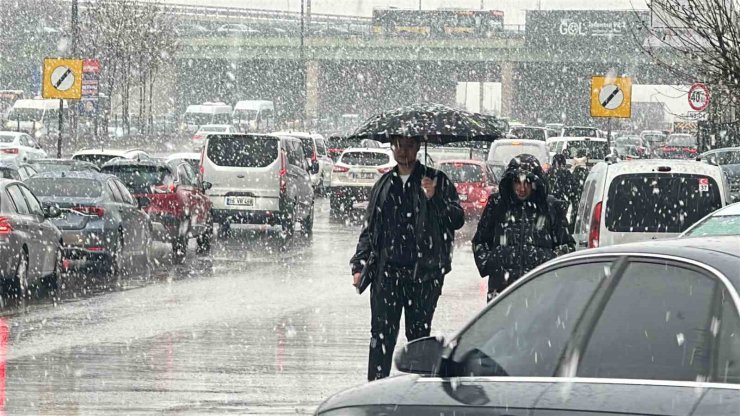 KADIKÖY’DE KAR YAĞIŞI ETKİLİ OLUYOR