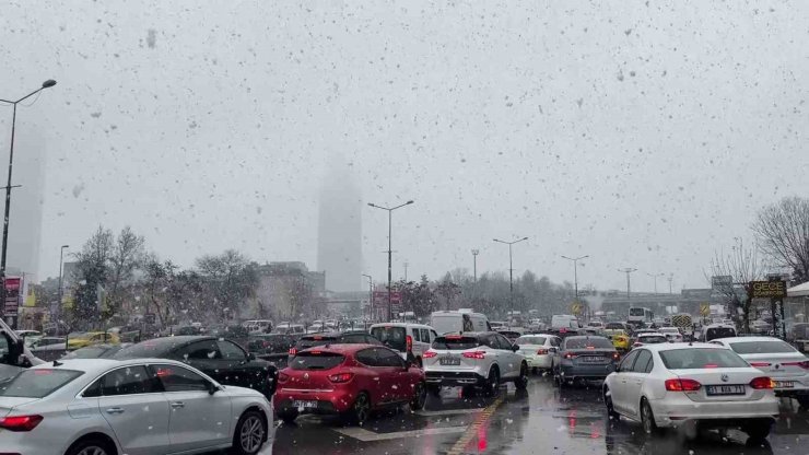 KADIKÖY’DE KAR YAĞIŞI ETKİLİ OLUYOR