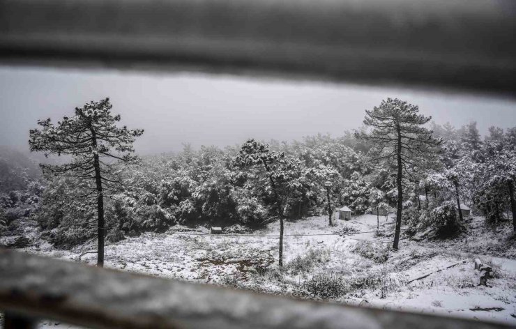 İSTANBUL’DA BEYAZ GELİNLİĞİNİ GİYEN ORMANLIK ALANLAR DRON İLE GÖRÜNTÜLENDİ