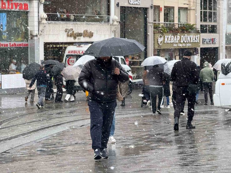 TAKSİM’DE KAR YAĞIŞI ETKİSİNİ GÖSTERMEYE BAŞLADI