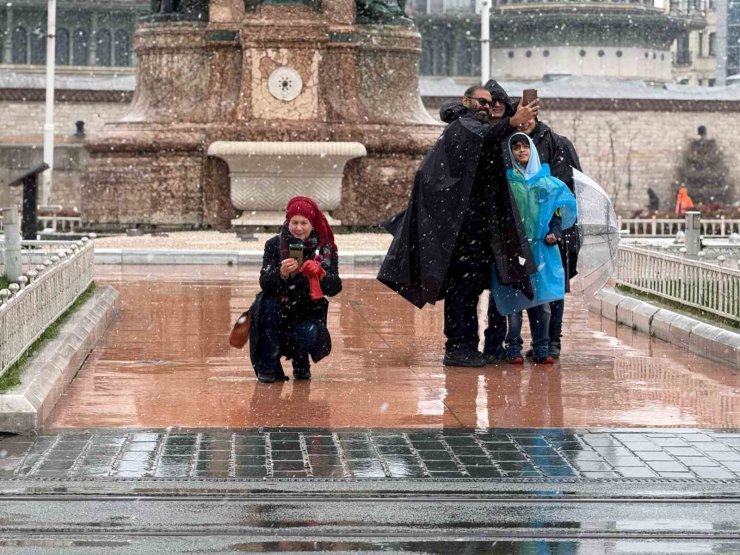 TAKSİM’DE KAR YAĞIŞI ETKİSİNİ GÖSTERMEYE BAŞLADI