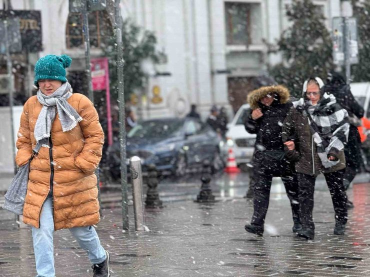 TAKSİM’DE KAR YAĞIŞI ETKİSİNİ GÖSTERMEYE BAŞLADI