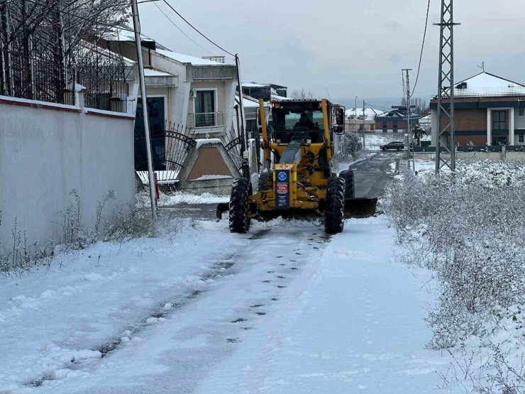 BEYLİKDÜZÜ BELEDİYESİ KARLA MÜCADELEDE TAM KAPASİTE SAHADA