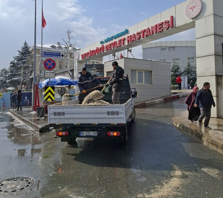BEYLİKDÜZÜ BELEDİYESİ KARLA MÜCADELEDE TAM KAPASİTE SAHADA