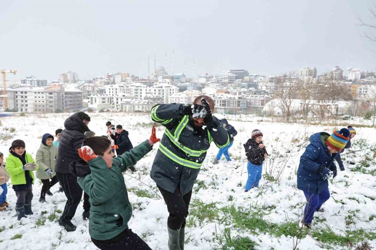 ARNAVUTKÖY BELEDİYE BAŞKANI ÇOCUKLARLA KARTOPU OYNADI