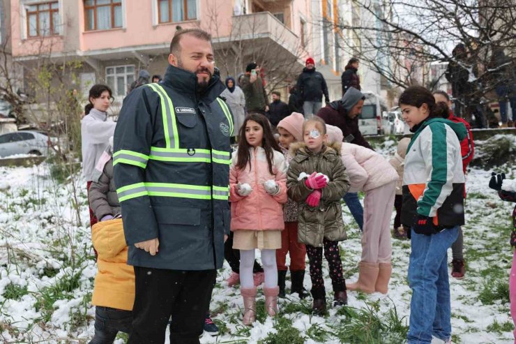 ARNAVUTKÖY BELEDİYE BAŞKANI ÇOCUKLARLA KARTOPU OYNADI