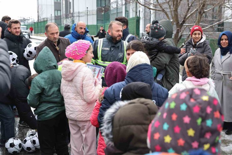 ARNAVUTKÖY BELEDİYE BAŞKANI ÇOCUKLARLA KARTOPU OYNADI