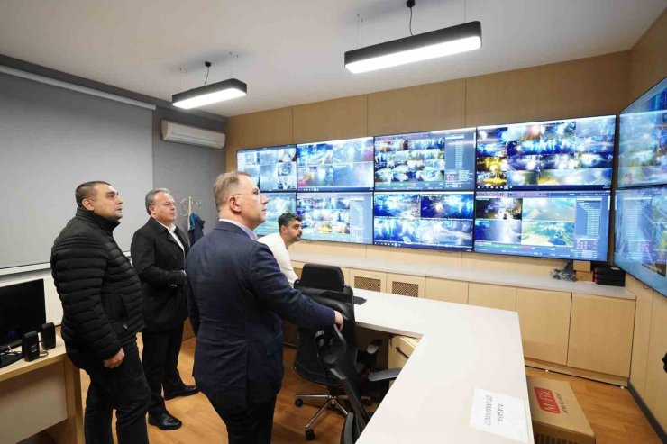 BEYLİKDÜZÜ BELEDİYESİ KARLA MÜCADELEDE TAM KAPASİTE SAHADA