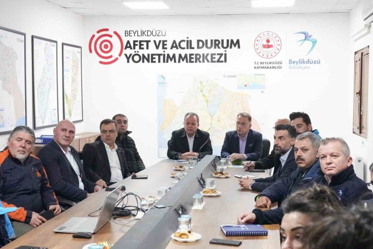 BEYLİKDÜZÜ BELEDİYESİ KARLA MÜCADELEDE TAM KAPASİTE SAHADA