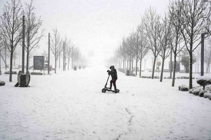 BAŞAKŞEHİR’DE KAR ALTINDA SCOOTER KEYFİ