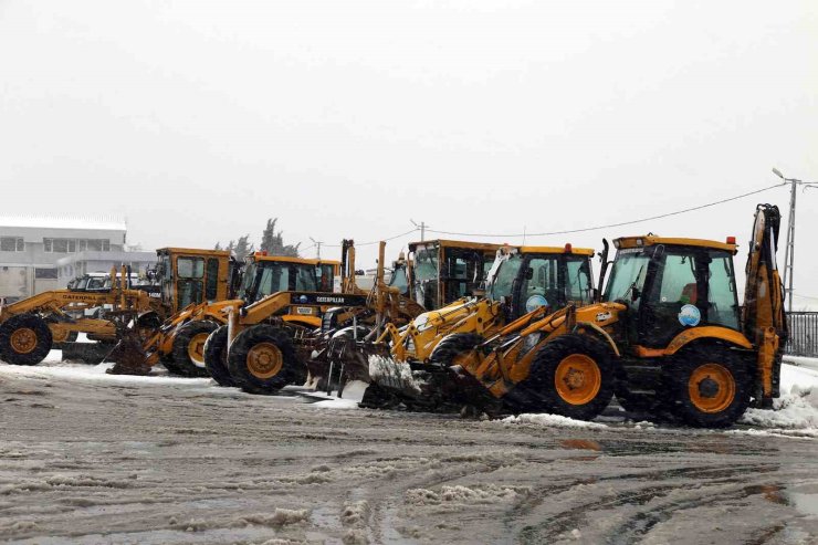 BÜYÜKÇEKMECE BELEDİYESİ KARLA MÜCADELEYİ 24 SAAT ESASIYLA SÜRDÜRÜYOR