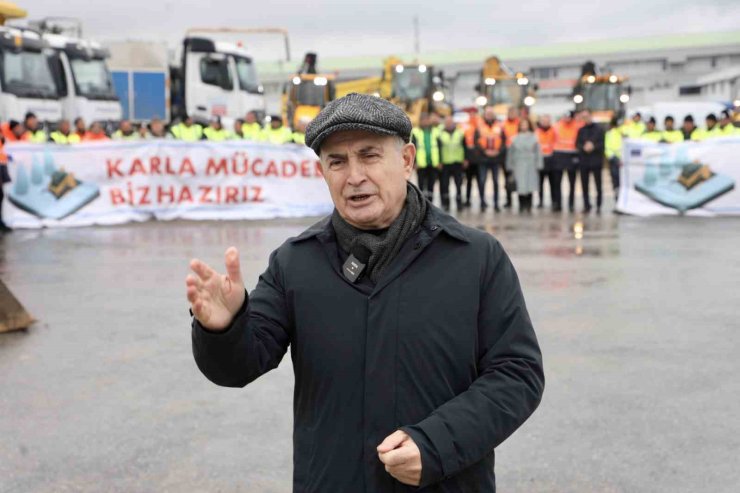 BÜYÜKÇEKMECE BELEDİYESİ KARLA MÜCADELEYİ 24 SAAT ESASIYLA SÜRDÜRÜYOR