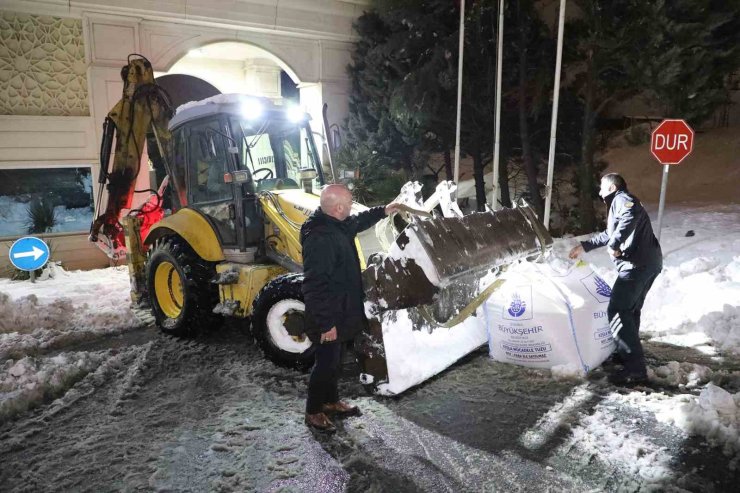 BÜYÜKÇEKMECE BELEDİYESİ KARLA MÜCADELEYİ 24 SAAT ESASIYLA SÜRDÜRÜYOR