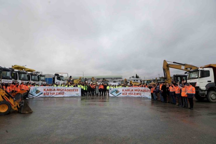 BÜYÜKÇEKMECE BELEDİYESİ KARLA MÜCADELEYİ 24 SAAT ESASIYLA SÜRDÜRÜYOR