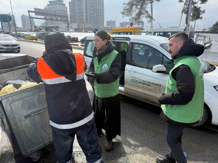 BÜYÜKÇEKMECE’DE SOKAKTA YAŞAYAN ADAMA BELEDİYE EKİPLERİ SAHİP ÇIKTI