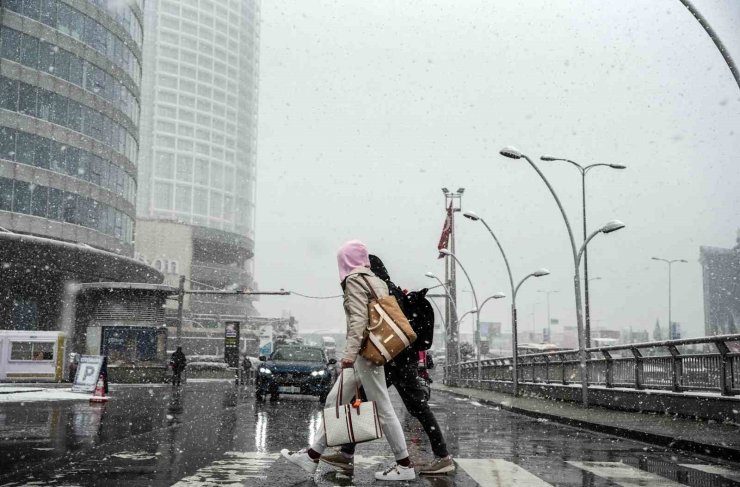 BAŞAKŞEHİR’DE KAR ALTINDA SCOOTER KEYFİ