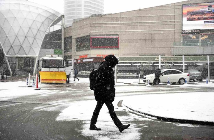 BAŞAKŞEHİR’DE KAR ALTINDA SCOOTER KEYFİ