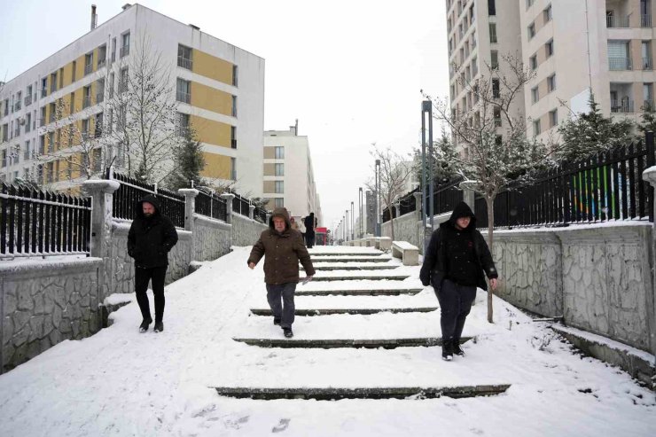 BAŞAKŞEHİR’DE KAR ALTINDA SCOOTER KEYFİ