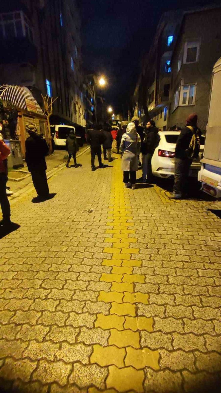 KÜÇÜKÇEKMECE’DE BİNADAN ÇATLAMA SESİ GELDİ, VATANDAŞLAR TAHLİYE EDİLDİ