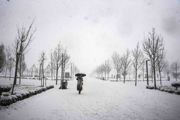 BAŞAKŞEHİR’DE KAR ALTINDA SCOOTER KEYFİ