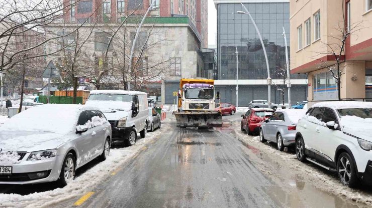 SULTANGAZİ BELEDİYESİ EKİPLERİ KAR MESAİSİNDE