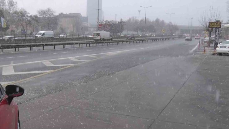 İSTANBUL’DA KAR YAĞIŞI DEVAM EDİYOR