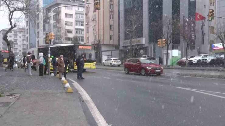 İSTANBUL’DA KAR YAĞIŞI DEVAM EDİYOR