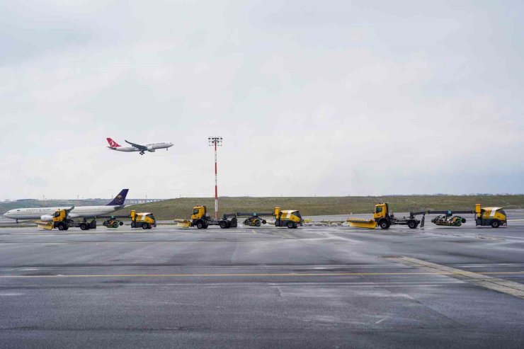 İSTANBUL HAVALİMANI’NDA KARLA MÜCADELE ÇALIŞMASI