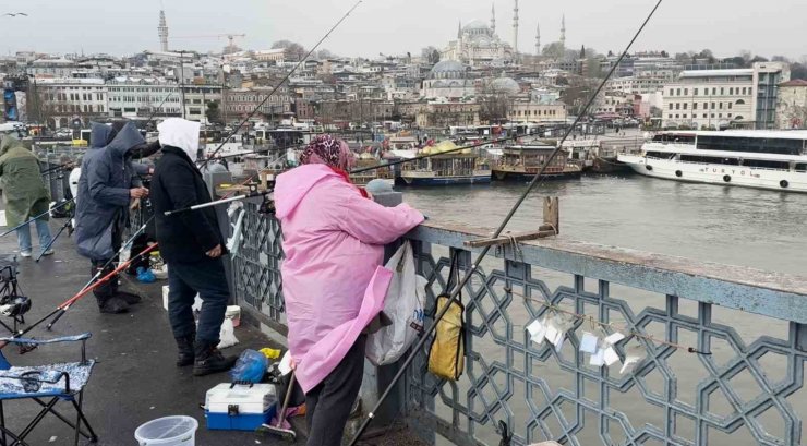 OLTA BALIKÇILARI KAR SOĞUK DİNLEMEDİ, GALATA KÖPRÜSÜ’NDE "RASTGELE" DEDİ