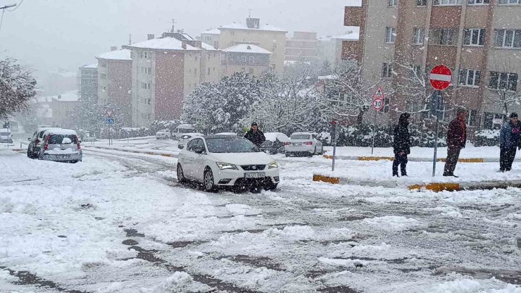 KARTAL’DA KARDA MAHSUR KALAN ARAÇ SÜRÜCÜSÜNÜN İMDADINA VATANDAŞLAR YETİŞTİ