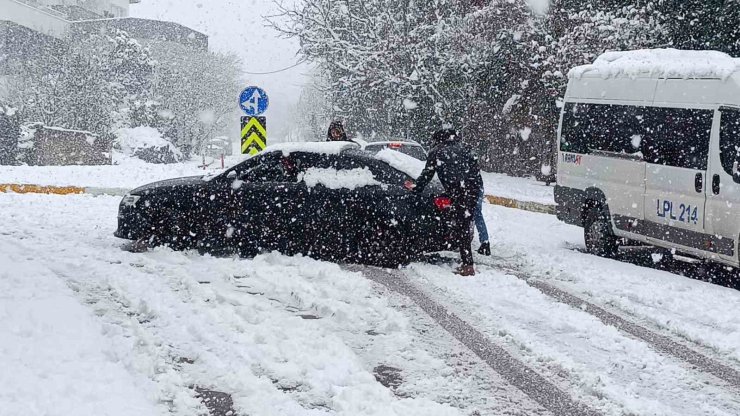 KARTAL’DA KARDA MAHSUR KALAN ARAÇ SÜRÜCÜSÜNÜN İMDADINA VATANDAŞLAR YETİŞTİ