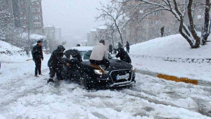 KARTAL’DA KARDA MAHSUR KALAN ARAÇ SÜRÜCÜSÜNÜN İMDADINA VATANDAŞLAR YETİŞTİ