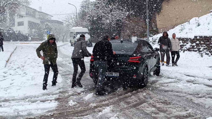 KARTAL’DA KARDA MAHSUR KALAN ARAÇ SÜRÜCÜSÜNÜN İMDADINA VATANDAŞLAR YETİŞTİ