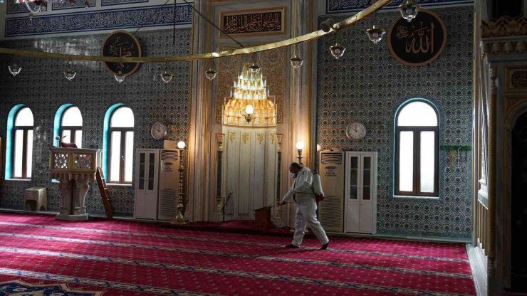 MALTEPE’DEKİ İBADETHANELER RAMAZAN ÖNCESİ DEZENFEKTE EDİLİYOR