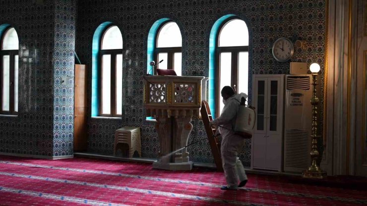 MALTEPE’DEKİ İBADETHANELER RAMAZAN ÖNCESİ DEZENFEKTE EDİLİYOR