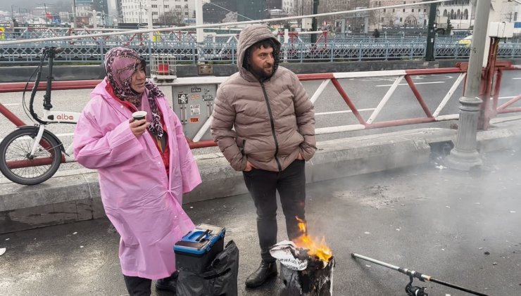 OLTA BALIKÇILARI KAR SOĞUK DİNLEMEDİ, GALATA KÖPRÜSÜ’NDE "RASTGELE" DEDİ