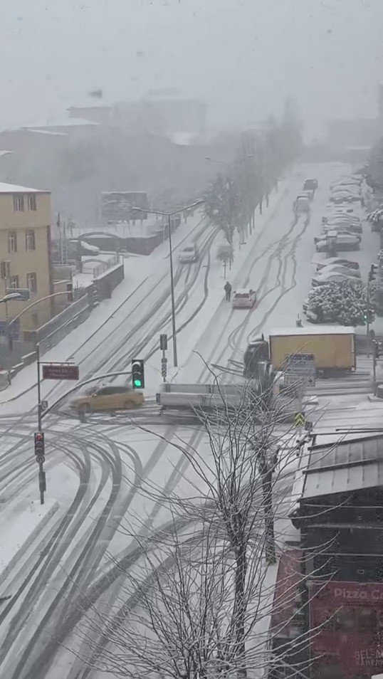 PENDİK’TE KARLI YOLDA KONTROLDEN ÇIKAN KAMYON YOKUŞ AŞAĞI KAYDI