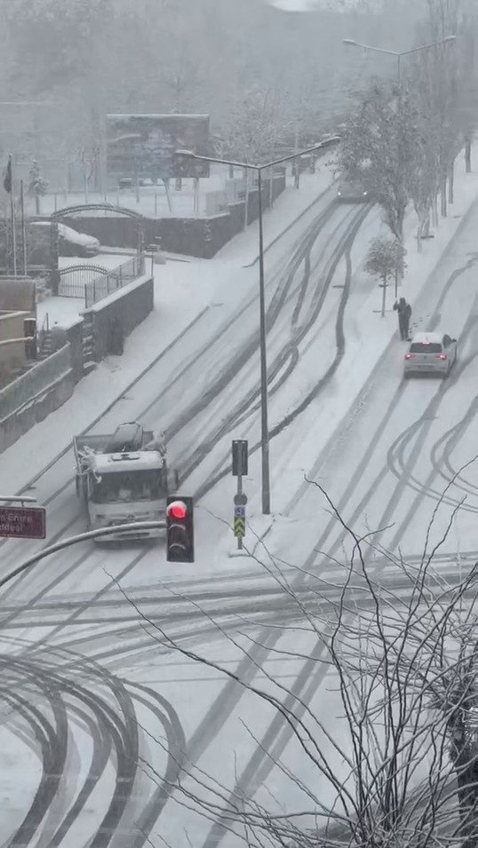 PENDİK’TE KARLI YOLDA KONTROLDEN ÇIKAN KAMYON YOKUŞ AŞAĞI KAYDI