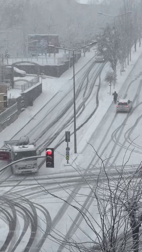 PENDİK’TE KARLI YOLDA KONTROLDEN ÇIKAN KAMYON YOKUŞ AŞAĞI KAYDI