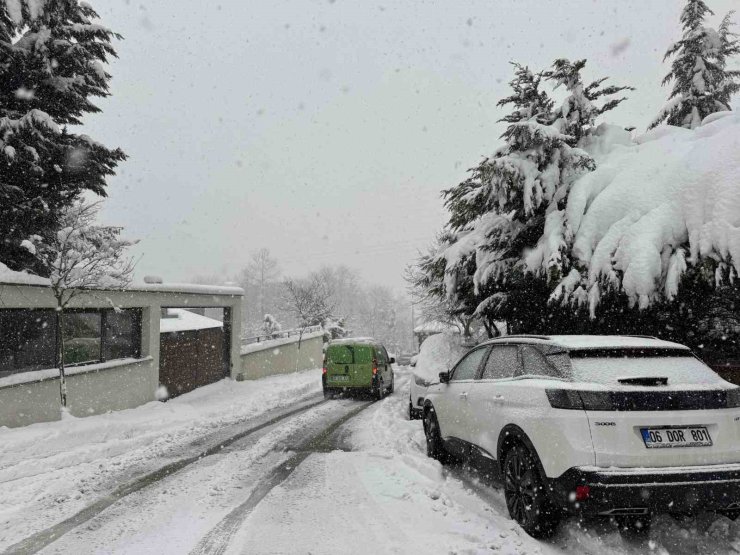 SARIYER’DE KAR YAĞIŞI ETKİSİNİ SÜRDÜRÜYOR