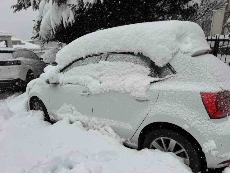 SARIYER’DE KAR YAĞIŞI ETKİSİNİ SÜRDÜRÜYOR